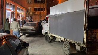 Bursa'da park halindeki 3 araca çarpıp kaçan kamyonetin alkollü sürücüsü, yakalandı