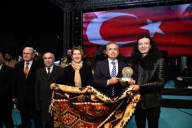 Osmaniye’de sevilen şarkıcı Murat Kekilli, hayranlarıyla buluştu