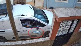 Kargo görevlisinin paketi bahçeye fırlattığı anlar kamerada