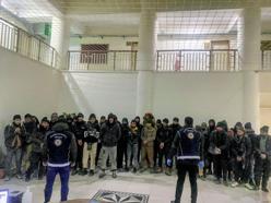 Demir yüklü TIR'ın dorsesinden 37 kaçak göçmen çıktı