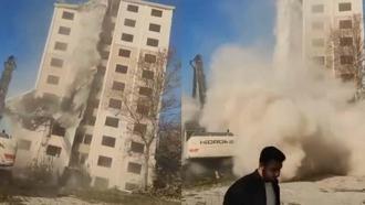 Beylikdüzü'nde 10 katlı binanın, yıkım sırasında çöktüğü anlar kamerada