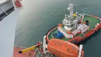 Fatih'te karaya oturan yük gemisi kurtarıldı