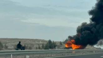 Seyir halindeki otobüste yangın çıktı, yolcular tahliye edildi