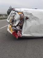 Otoyolda devrilen minibüsün sürücüsü yaralandı