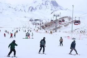Erciyes Kayak Merkezi’nde yeni sezonun ilk hafta sonunda yoğunluk