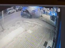 Otomobilin, park halindeki 2 araca çarptığı kaza kamerada