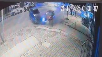 Otomobilin, park halindeki 2 araca çarptığı kaza kamerada