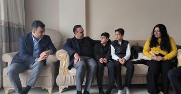 Bakan Kacır'dan İstanbul'da buldukları altını sahibine teslim eden çocuklara ziyaret