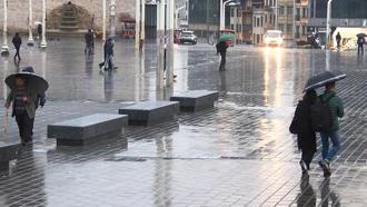Taksim'de yağmur Üsküdar'da sis etkili oluyor