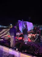 Mardin'de tarım ekipmanlarına çarpan hafif ticari aracın sürücüsü yaralandı