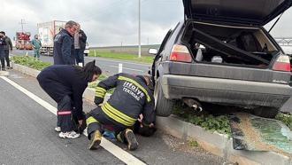 Lastiği patlayan otomobil, refüje çarpıp takla attı