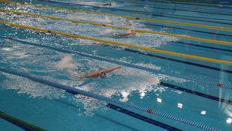 Her yaştan yüzücü şampiyonluk için kulaç attı