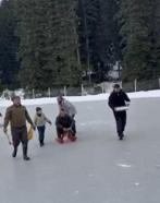 Donan göletin yüzeyindeki buzu motorlu testere ile kesti