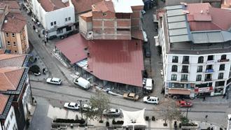 Depremin vurduğu Sındırgı'da kurulan konteyner dükkanlar, dronla görüntülendi