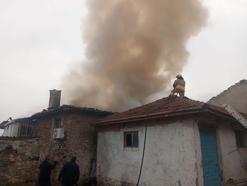 Kula'da 2 katlı ev yandı