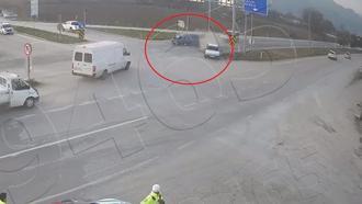 Kırmızı ışıkta bekleyen otomobile arkadan gelen otomobil çarptı; kaza kamerada