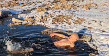 Türkiye’nin en soğuk yerleşim yerlerinden Göle'nin ‘Buz adamı’