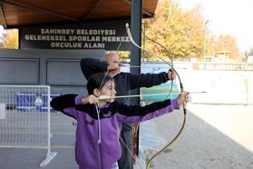 Tarih dizilerinden etkilenen baba-kız, kursta ok atmayı öğreniyor
