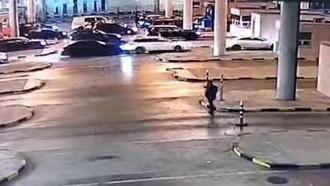 Kapıkule'de otomobilin çarptığı gümrük muhafaza memuru yaralandı; kaza kamerada