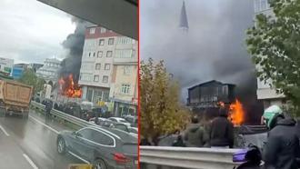 Pendik’te otomobilde çıkan yangın ahşap binaya sıçradı