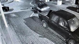 Alkollü sürücünün otomobille park halindeki araçlara çarptığı kaza kamerada