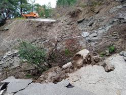 Cide-İnebolu kara yolu, heyelan nedeniyle ulaşıma kapatıldı