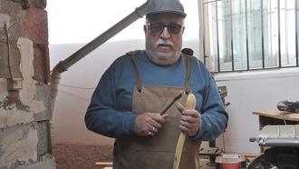 Emekli öğretmen, doğadan topladığı ağaç ve ahşap parçalarını eşyaya dönüştürüyor