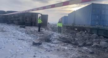 Kars'ta yük treni, kamyona çarptı: 1 ölü
