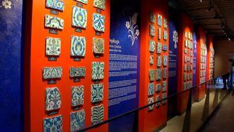 İstanbul - Topkapı Sarayı'ndaki 'Mabeyn Yolu Çini Sanat Galerisi' ziyarete açıldı: İlk etapta 250 çini sergileniyor