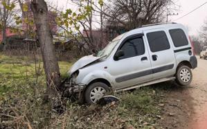 Ağaca çarpan hafif ticari araçtaki anne ile kızı yaralandı