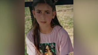 Okulda sürücüsünün geri manevra yaptığı hafif ticari aracın çarptığı Medine öldü