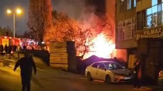 Sultanbeyli'de boya kaporta dükkanında yangın; 4 araç zarar gördü