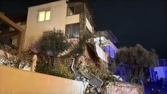 Bodrum'da sağanak; 1 evin istinat duvarı çöktü, yollar göle döndü