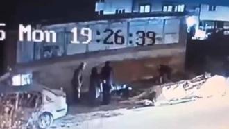 3 kişiye saldırıp ısıran köpek, tabancayla vuruldu; o anlar kamerada