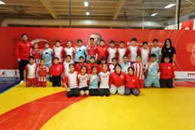 Geleceğin güreşçileri Kepez’de yetişiyor