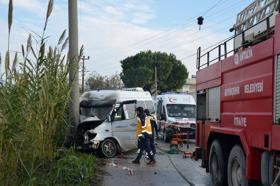 Minibüs direğe çarptı: 2 yaralı