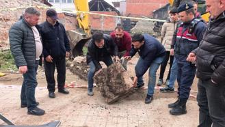 Site inşaatı kazısında mezar kalıntıları ile insan kemikleri bulundu