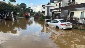 Bodrum'da sağanak; evin istinat duvarı çöktü, yollar göle döndü (2)