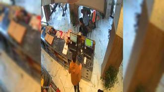 Otomobil döner salonuna girdi; o anlar kamerada