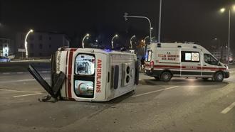 Otomobil ile çarpışan ambulans devrildi; 3 sağlık personeli yaralı