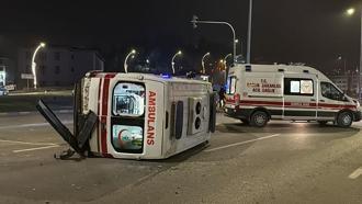 Otomobil ile çarpışan ambulans devrildi; 3 sağlık personeli yaralı