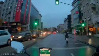 Maltepe'de kırmızı ışıkta caddeden karşıya geçen yayaya motosiklet çarptı
