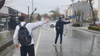 İstanbul - Arnavutköy'de okul çıkışı otostopla eve giden öğrencilerden 'otobüs seferlerinin artırılması' talebi