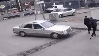 Husumetlilerinin üzerine otomobil sürüp, zorla araca bindirmeye çalıştı