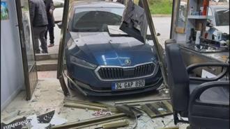 İstanbul - Arnavutköy'de park halinde yokuş aşağı kayan otomobil berber dükkanına daldı