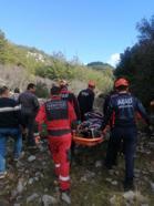 Kayalıklardan düşüp mahsur kalan çoban, kurtarıldı