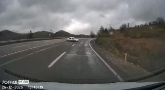 Karşı yöne geçen otomobil ile minibüsün çarpıştığı kaza kamerada