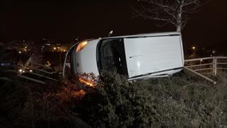 Hafif ticari araç ile otomobil çarpıştı; 3 yaralı