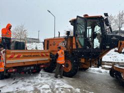 Şırnak’ta kar yağışı nedeniyle yolda mahsur kalanlar kurtarıldı
