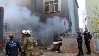 Çekmeköy’de 3 katlı binanın giriş katındaki depoda çıkan yangın söndürüldü